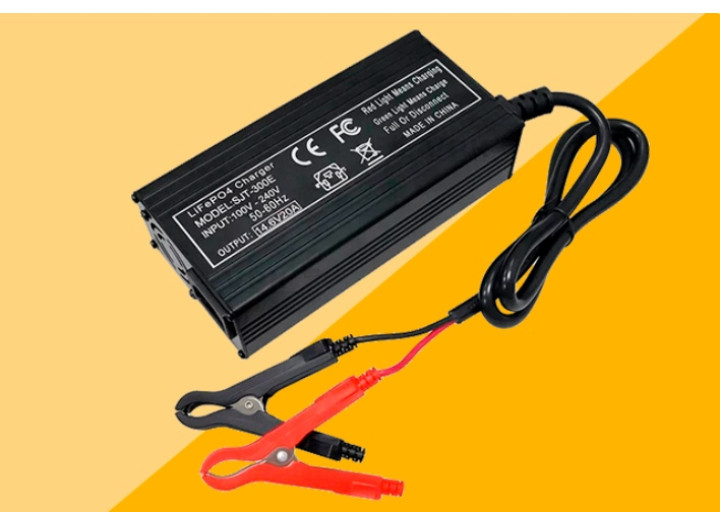 Потужний зарядний пристрій 20A 14,6В для LiFePO4 акумуляторів 12В з системами захисту